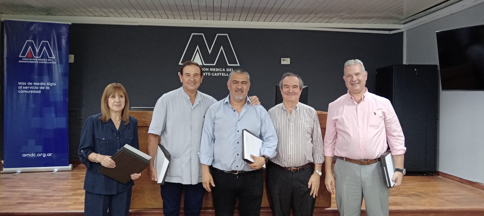 En la foto, la Dra. Nélida Pasciutto, Dr. Daniel Marfortt, Dr. Gabriel Cáceres, Dr. Julio Bedini y Dr. Paul Schavarzstein